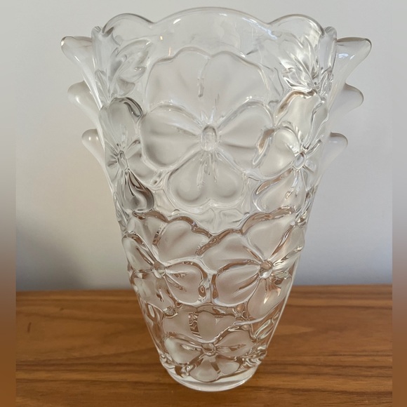 VINTAGE Clear Crystal Vase Satin Finish Pattern Raised Pansies Scalloped Rim - Picture 13 of 15